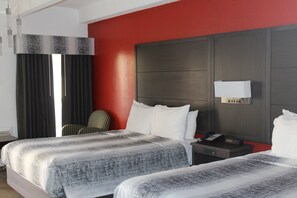 Escritorio, espacio para trabajar con laptop y cortinas blackout 