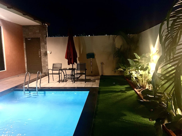 Villa romántica | Piscina al aire libre | 2 piscinas al aire libre, sombrillas