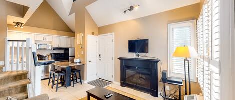 Fernseher, Kamin, DVD-Player