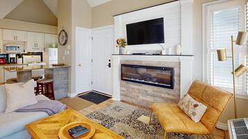 Een televisie, een open haard en een dvd-speler