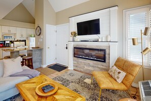 Een televisie, een open haard en een dvd-speler