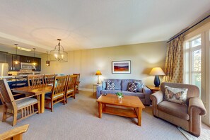 TV, fireplace, DVD player - Convenient Condo Steps from Blue Mountain Village w/Free WiFi & Private W/D (The Blue Mountains)
