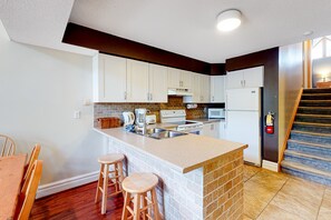 Refrigerador, microondas, horno y parrilla de estufa
