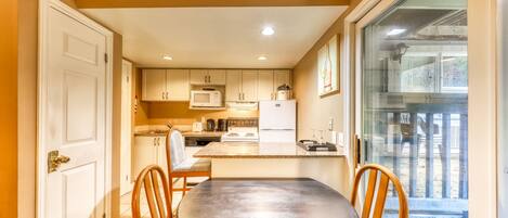 冷蔵庫、電子レンジ、オーブン、コンロ