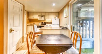 Cozy studio with jetted tub & shared pool - walk to lifts