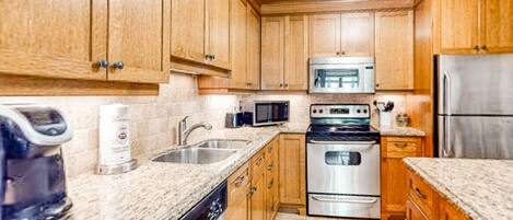 Réfrigérateur, micro-ondes, four, plaque de cuisson