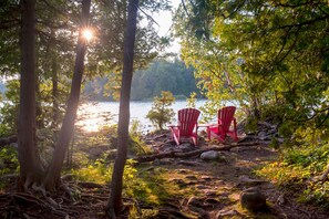Property grounds - Ski-in/Ski-out Blue Mountain getaway with fireplace & small deck (The Blue Mountains)