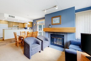 TV, fireplace - Ski-in/Ski-out Blue Mountain getaway with fireplace & small deck (The Blue Mountains)