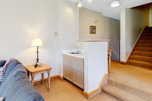 Interior - Ski-in/Ski-out Blue Mountain getaway with fireplace & small deck (The Blue Mountains)