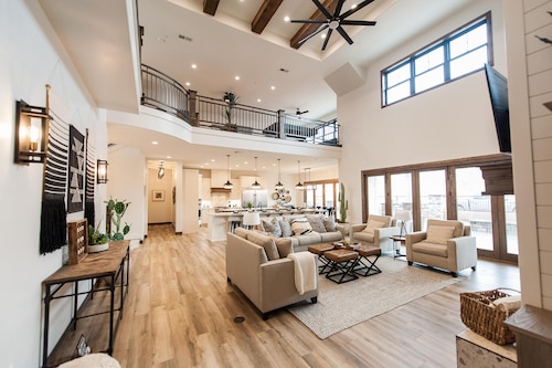 Sleeps 24 | New | Amazing Kitchen | Pool | Lazy River | Mini Golf