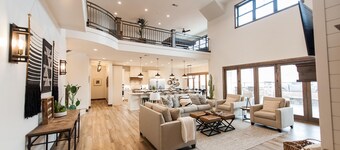 Sleeps 24 | New | Amazing Kitchen | Pool | Lazy River | Mini Golf