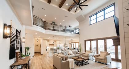 Sleeps 24 | New | Amazing Kitchen | Pool | Lazy River | Mini Golf