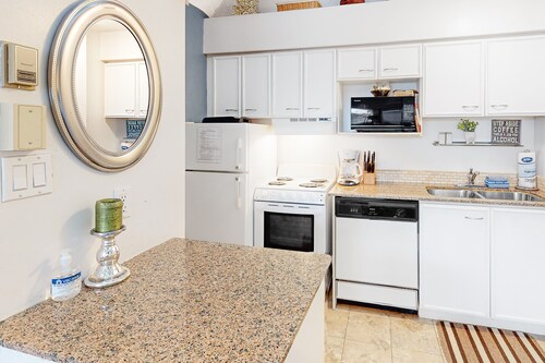 Well-positioned condo w/ shared pool & steps to lift, dogs OK