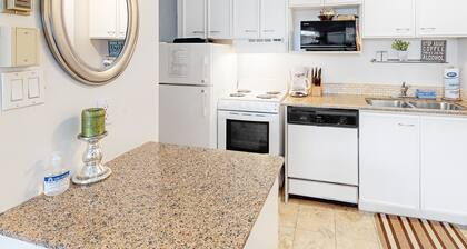 Well-positioned condo w/ shared pool & steps to lift, dogs OK