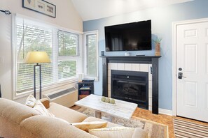 TV, fireplace, DVD player - Well-positioned condo w/ shared pool & steps to lift, dogs OK (The Blue Mountains)