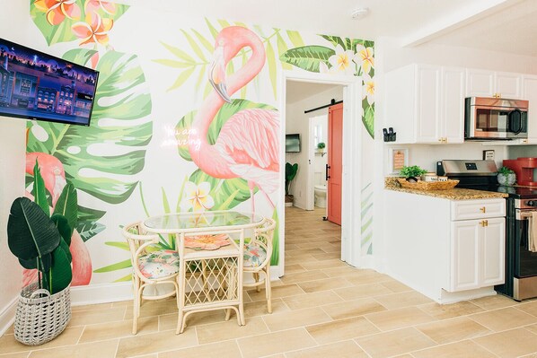 Réfrigérateur, four à micro-ondes, un four, surface de cuisson