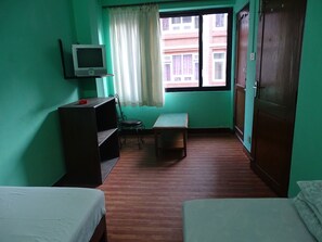 Habitación básica con 2 camas individuales, varias camas | Caja fuerte y wifi gratis