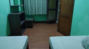 Chambre avec lits jumeaux, plusieurs lits | Coffres-forts dans les chambres, Wi-Fi gratuit