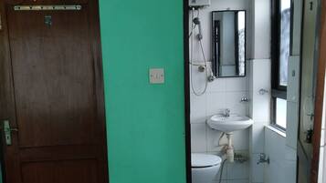 Basic Double Room | Bathroom