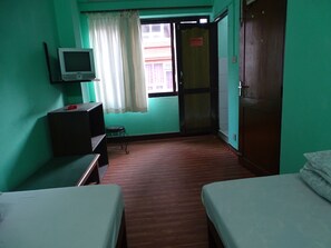 Chambre avec lits jumeaux, plusieurs lits | Coffres-forts dans les chambres, Wi-Fi gratuit
