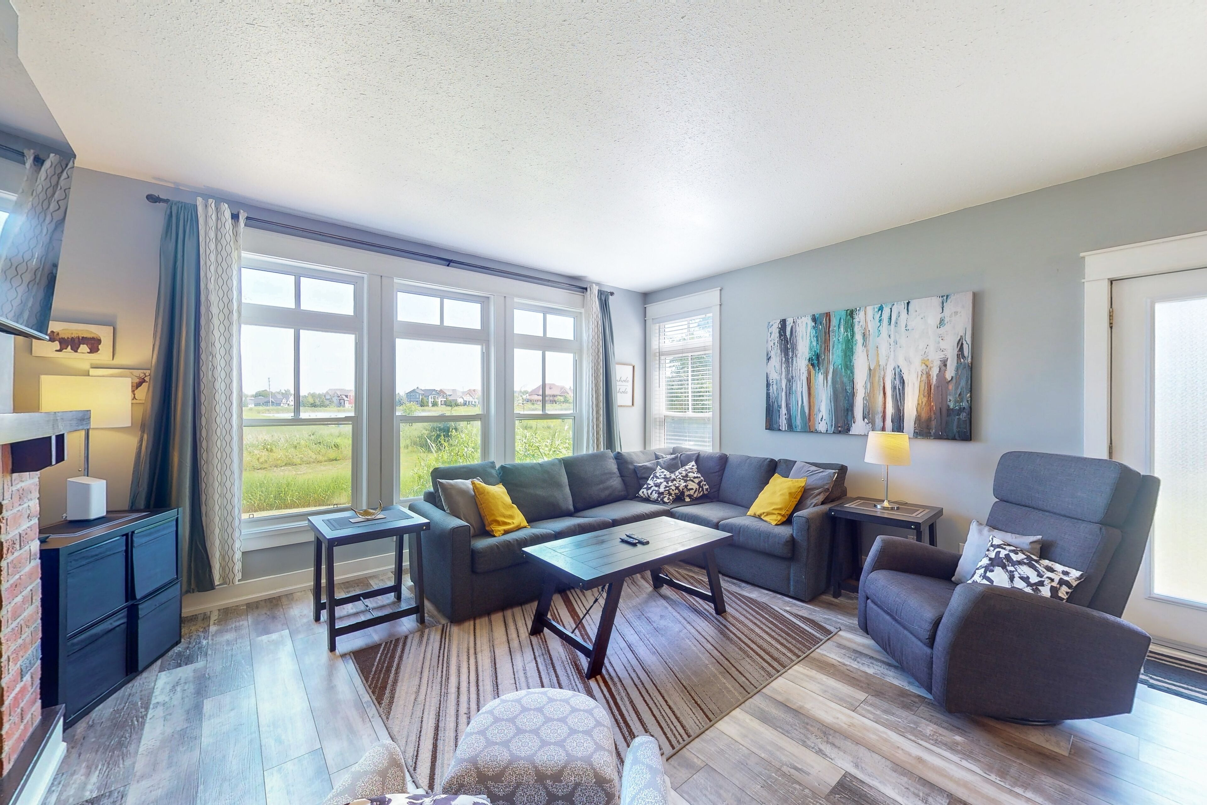 テレビ、暖炉、DVD プレーヤー