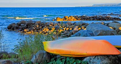 Dog-friendly condo w/ a full kitchen & furnished patio