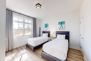 2 bedrooms, Internet, bed sheets, wheelchair access - Ground-floor mountain-view condo with hot tub, pool & W/D  - walk to the Village (The Blue Mountains)