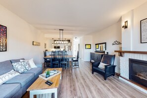 TV, fireplace - Ground-floor mountain-view condo with hot tub, pool & W/D  - walk to the Village (The Blue Mountains)