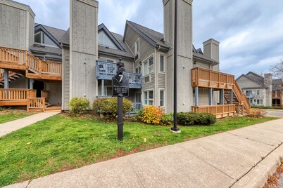 Walk-to-slope condo w/ fireplace, pool & tennis