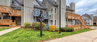 Walk-to-slope condo w/ fireplace, pool & tennis