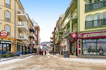 Walk-to-slope condo w/ fireplace, pool & tennis