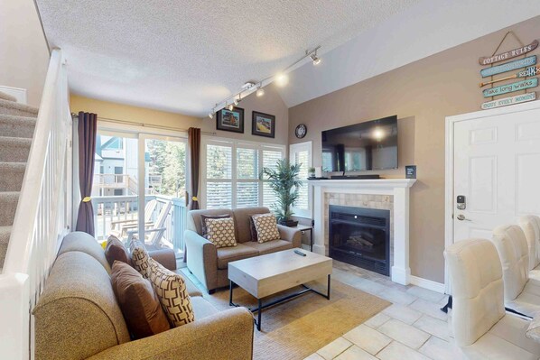 Fernseher, Kamin, DVD-Player, Bücher