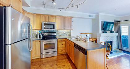 Family-friendly, mountainside condo w/ amazing views