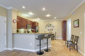 Fridge, microwave, stovetop, dishwasher - Steps to Beach & Seawall! Galveston Condo w/ Pool (Galveston)