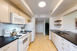 Réfrigérateur, four à micro-ondes, un four, surface de cuisson