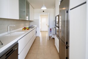 Réfrigérateur, micro-ondes, four, lave-vaisselle