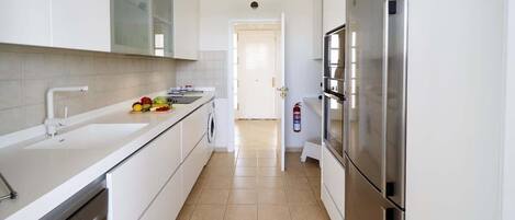 Réfrigérateur, micro-ondes, four, lave-vaisselle