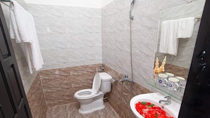 Quadruple Room | Bathroom | Slippers, towels - Flamingo Garden Homestay (Da Nang)
