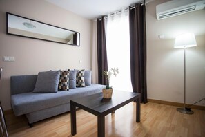 Living area | TV - Fuencarral 50 Apartaments (Madrid)