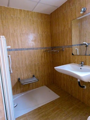 A bathroom with a shower, a sink, and a mirror. - Hotel Alain (Silla)