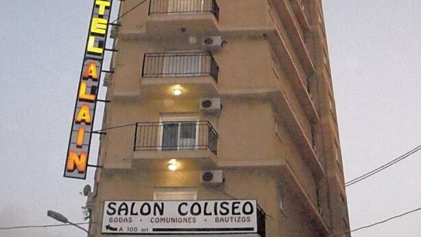 A hotel with a sign indicating 'HOTEL ALAIN' and a 'SALON COLISEO BAR RESTAURANT' below. - Hotel Alain (Silla)