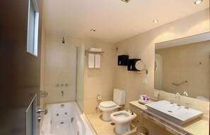 Bathroom - Monasterio Hotel Boutique (San Carlos de Bariloche)