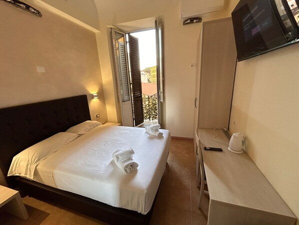 تجهيزات عازلة للصوت ومكواة/لوح كي وواي فاي مجانًا وملاءات أسرّة