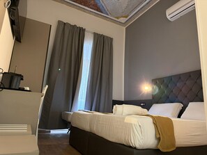 Triple Room - Conte House (Rome)
