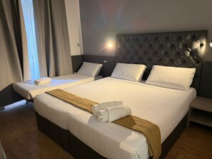 تجهيزات عازلة للصوت ومكواة/لوح كي وواي فاي مجانًا وملاءات أسرّة