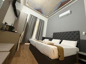 Habitació triple | Habitacions insonoritzades, planxa i posts de planxar i wifi gratuïta 