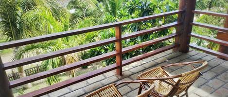 Habitación Deluxe, vista al jardín | Balcón