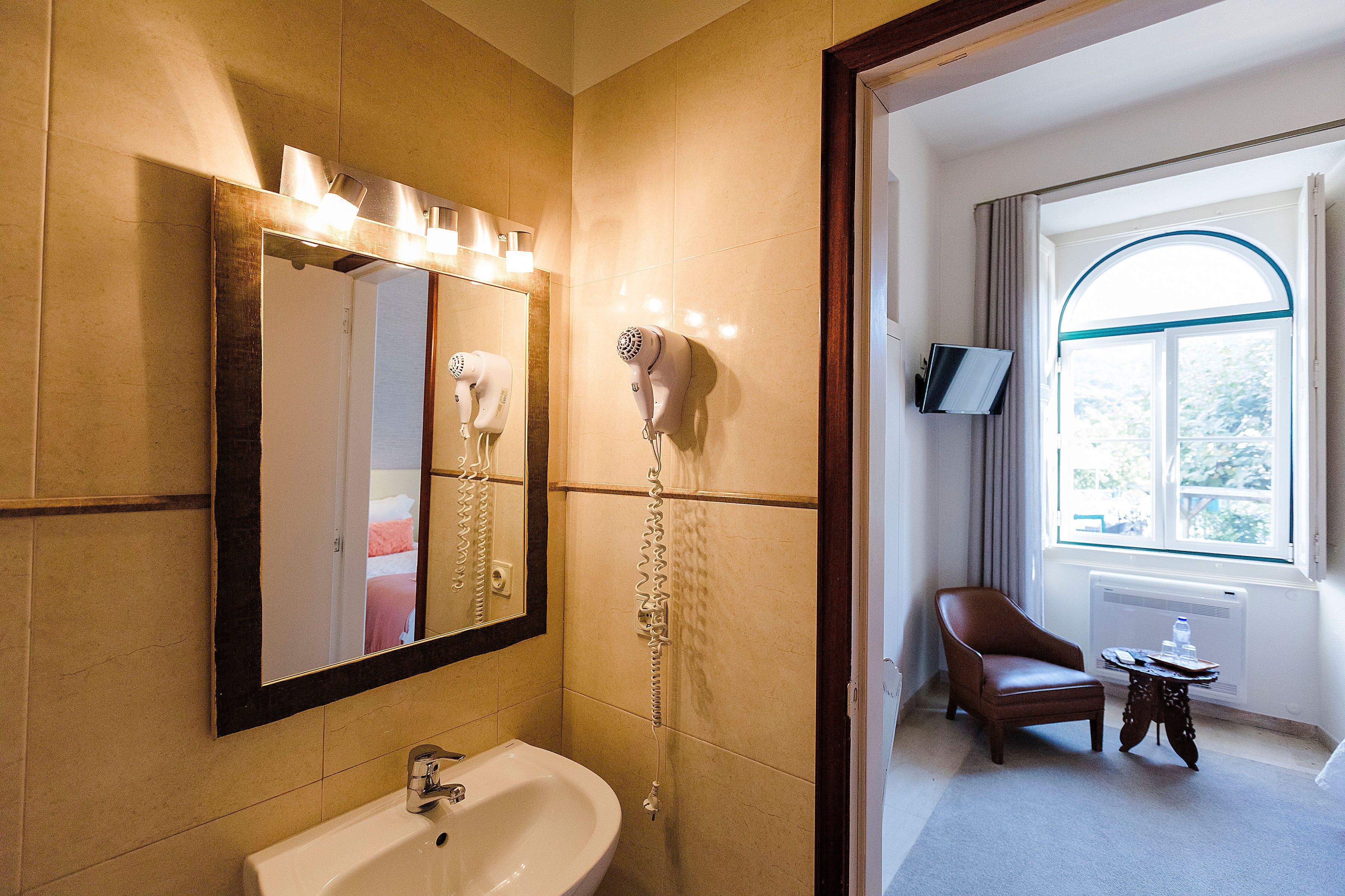 twin room | bathroom | shower, rainfall showerhead, free toiletries, hair dryer