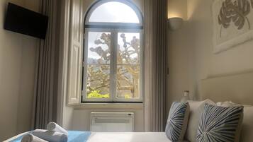 Small Double Room with Small Shower | 書桌、隔音、免費 Wi-Fi、床單