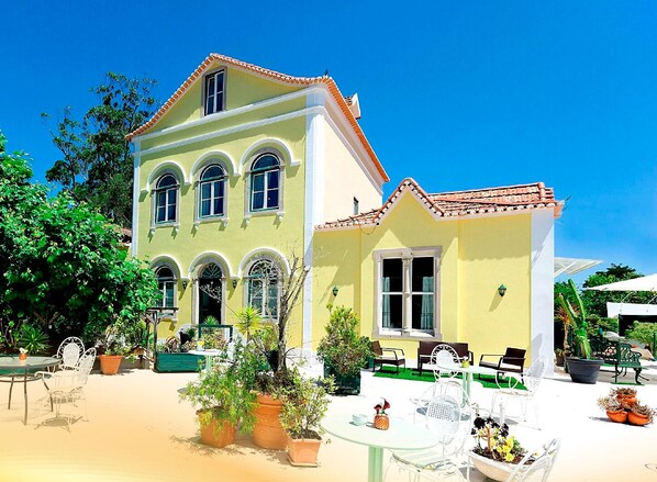 تفاصيل الفندق من الخارج